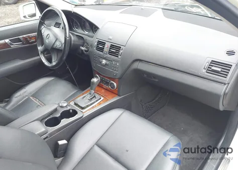 2010 Mercedes-Benz C 300 Luxury 4Matic/Sport 4Matic z USA, uszkodzony, nr VIN WDDGF8BB4AF465492